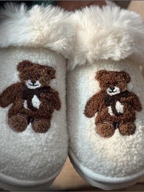 American Eagle Outfitters Cream Teddy Bear Kids Slipper Boots
